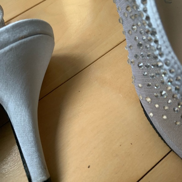 Silver sparkle dress pumps! Size 8 - Picture 3 of 5